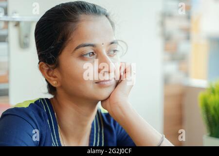 Portrait de la pensée de la femme indienne réfléchie avec l'espace de copie - concept de doute et de réflexion excessive Banque D'Images