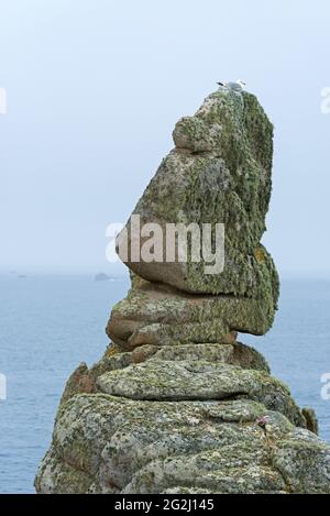 Rochers couverts de lichen à Pointe de Pern, Île d’Ouessant, France, Bretagne, département du Finistère Banque D'Images