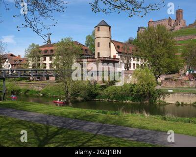 Rivière Tauber, canoës, Tour Blanche, Kittsteintor ou Faultor, Château de Wertheim, Wertheim, Bade-Wurtemberg, Allemagne Banque D'Images