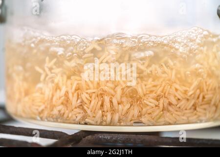 ฺBoiling soupe de riz, près du fond du pot en verre tout en cuisant de la soupe de riz, des bulles de chaleur, en utilisant du riz brun pour cuire. Banque D'Images