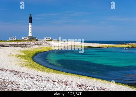 Île de Sin, vue sur la baie jusqu'au phare Grand Phare de l'Île de Sin, France, Bretagne, département du Finistère Banque D'Images