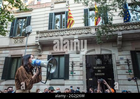 Le Président du Parti politique de Ciudadanos (cs) Ines Arrimada parle à travers un mégaphone lors de la manifestation devant la délégation du Gouvernement à Barcelone.après l'octroi des grâces du gouvernement espagnol aux prisonniers politiques, les dirigeants du processus d'indépendance catalan de 2017. Le parti politique Ciudadanos a convoqué une manifestation, qui a eu environ 200 personnes, devant la délégation gouvernementale à Barcelone, pour montrer leur indignation par la mesure. Dirigé par Ines Arrimades, président du parti et porte-parole du parti au Congrès des députés, le dem Banque D'Images