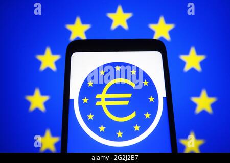 Ukraine. 11 juin 2021. Sur cette photo, un logo de la Banque centrale européenne (BCE) apparaît sur l'écran d'un smartphone. (Photo de Pavlo Gonchar/SOPA Images/Sipa USA) crédit: SIPA USA/Alay Live News Banque D'Images