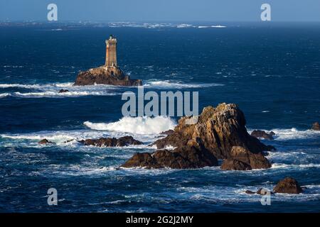 Rochers et phare la Vieille en mer face de la Pointe du raz, France, Bretagne, département du Finistère
