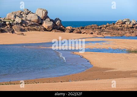 Côte rocheuse sur l'Île Renote près de Trégastel, France, Bretagne, Département Côtes d'Armor, Côte de granit Rose Banque D'Images