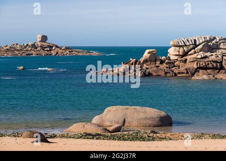 Côte rocheuse près de Trégastel, France, Bretagne, Département Côtes d’Armor, Côte de granit Rose Banque D'Images