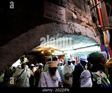 Pèlerins chrétiens marchant sur la via Dolorosa au Khan El Zeit St. Dans la vieille ville de Jérusalem. Banque D'Images