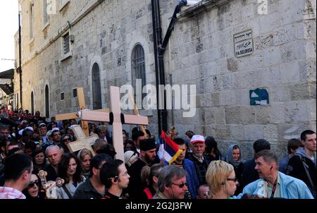 Pèlerins orthodoxes russes marchant dans la via Dolorosa lors des célébrations du Vendredi Saint dans la vieille ville de Jérusalem. Banque D'Images