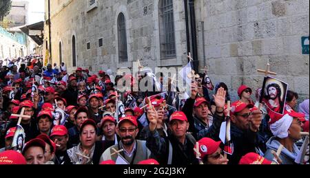 Pèlerins égyptien copte marcher dans une procession dans la Via Dolorosa pendant le Vendredi saint festival à Jérusalem. Banque D'Images