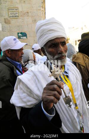 Pèlerins éthiopiens marchant sur la via Dolorosa lors de la procession du Vendredi Saint dans la vieille ville de Jérusalem. Banque D'Images