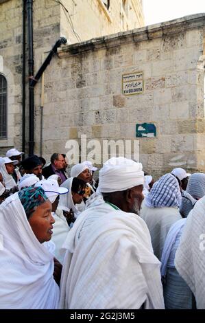 Pèlerins éthiopiens marchant sur la via Dolorosa lors de la procession du Vendredi Saint dans la vieille ville de Jérusalem. Banque D'Images