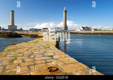 Pointe de Penmarc´h, jetée au port, ancien et nouveau phare Phare d’Eckmühl, France, Bretagne, département du Finistère Banque D'Images