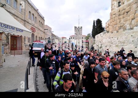 La procession du Patriarcat arménien par la citadelle dans la vieille ville de Jérusalem. Banque D'Images