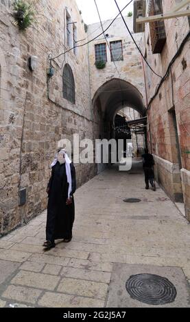 Homme palestinien habillé de tradition marchant dans la vieille ville de Jérusalem. Banque D'Images