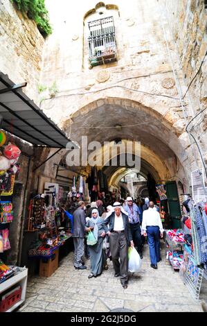 Palestiniens marchant sur Al Wad St. Dans la vieille ville de Jérusalem. Banque D'Images