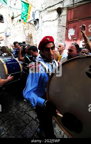 Une procession musicale le samedi précédant les célébrations du dimanche de Pâques dans le quartier chrétien de la vieille ville de Jérusalem. Banque D'Images