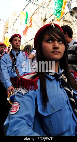 Une procession musicale le samedi précédant les célébrations du dimanche de Pâques dans le quartier chrétien de la vieille ville de Jérusalem. Banque D'Images