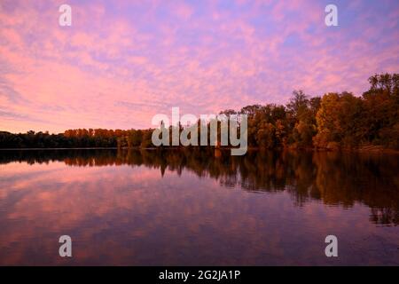 Allemagne, Bade-Wurtemberg, Karlsruhe, coucher de soleil à Grötzinger Baggersee. Banque D'Images