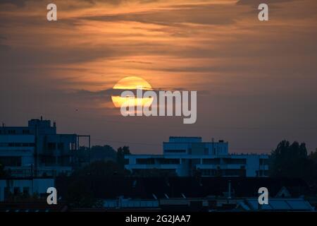 Allemagne, Bade-Wurtemberg, Karlsruhe, coucher de soleil sur la ville. Banque D'Images