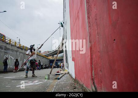 Pasto, Colombie. 11 juin 2021. Des artistes peignent des muralas à Pasto, Narino, en Colombie, adviennent des manifestations antigouvernementales le 11 juin 2021. Crédit : long Visual Press/Alamy Live News Banque D'Images