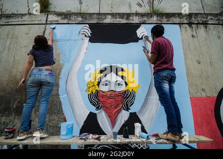 Pasto, Colombie. 11 juin 2021. Des artistes peignent des muralas à Pasto, Narino, en Colombie, adviennent des manifestations antigouvernementales le 11 juin 2021. Crédit : long Visual Press/Alamy Live News Banque D'Images