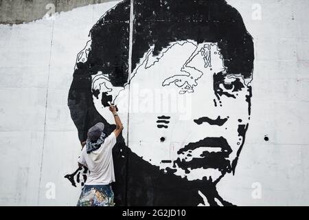 Pasto, Colombie. 11 juin 2021. Des artistes peignent des muralas à Pasto, Narino, en Colombie, adviennent des manifestations antigouvernementales le 11 juin 2021. Crédit : long Visual Press/Alamy Live News Banque D'Images