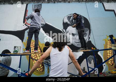 Pasto, Colombie. 11 juin 2021. Des artistes peignent des muralas à Pasto, Narino, en Colombie, adviennent des manifestations antigouvernementales le 11 juin 2021. Crédit : long Visual Press/Alamy Live News Banque D'Images