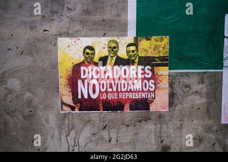 Pasto, Colombie. 11 juin 2021. Un panneau contre le gouvernement du président Ivan Duque (au centre), du maire de Pasto, allemand Chamorro (à gauche) et du gouverneur Jhon Rojas (à droite) en tant qu'artistes de Pasto, Narino, Colombie, peint des peintures murales addevant les manifestations antigouvernementales. Le 11 juin 2021. Crédit : long Visual Press/Alamy Live News Banque D'Images