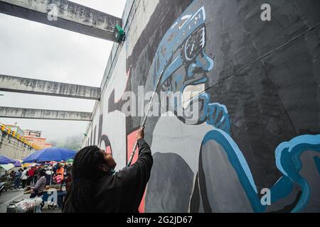 Pasto, Colombie. 11 juin 2021. Un artiste peint une fresque commémorant les manifestations antigouvernementales à Pasto, en Colombie. Crédit : long Visual Press/Alamy Live News Banque D'Images