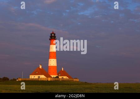 Phare de Westerheversand, lumière du soir, péninsule d'Eiderstedt, Parc national de la mer des Wadden du Schleswig-Holstein, Allemagne, Schleswig-Holstein, côte de la mer du Nord Banque D'Images