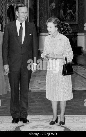 Photo du dossier datée du 01/06/89 du président américain de l'époque George Bush et de la reine Elizabeth II dans la salle d'images de Buckingham Palace, Londres. Date de publication : samedi 12 juin 2021. Banque D'Images