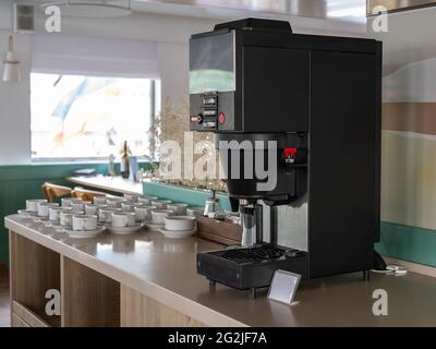 LStation café. Machines à café et plateaux avec tasses sur une table. Arge machine à café pour libre service au buffet. Tasses de café et de thé au Ba Banque D'Images