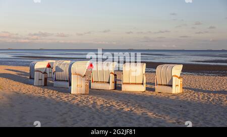Chaises de plage, île de Föhr, lumière du soir, Parc national de la Mer des Wadden du Schleswig-Holstein, Allemagne, Schleswig-Holstein Banque D'Images