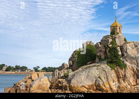 Rocher de la Sentinelle à Port-blanc, près de Penvénan, Côte de granit Rose, France, Bretagne, Côtes-d'Armor Banque D'Images