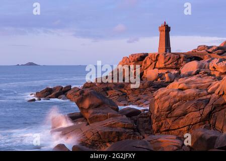 Le phare de Men Ruz et la côte rocheuse de Ploumanac'h brillent à la lumière du soleil couchant, Côte de granit Rose, France, Bretagne, Côtes d'Armor, près de Perros-Guirec Banque D'Images