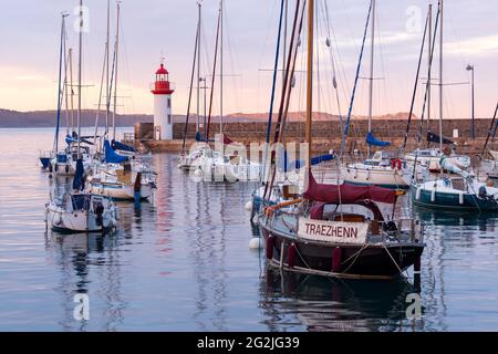 Voiliers et phare dans le port d'Erquy, lumière du matin, France, Bretagne, Côtes-d'Armor département Banque D'Images