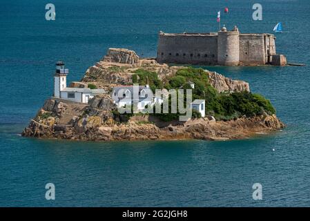 Ile Louët avec phare et maison de gardien, en arrière-plan Château Taureau, près de Carantec dans la baie de Morlaix, France, Bretagne, département du Finistère Banque D'Images