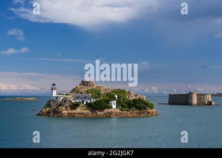 Ile Louët avec phare et maison de gardien, en arrière-plan Château Taureau, près de Carantec dans la baie de Morlaix, France, Bretagne, département du Finistère Banque D'Images