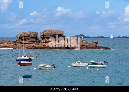 Rochers et bateaux dans la mer à Trégastel, Côte de granit Rose, France, Bretagne, Département Côtes-d'Armor Banque D'Images