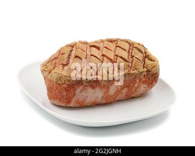 pain de viande bavaroise chaud entier sur une assiette blanche servi isolé sur fond blanc Banque D'Images