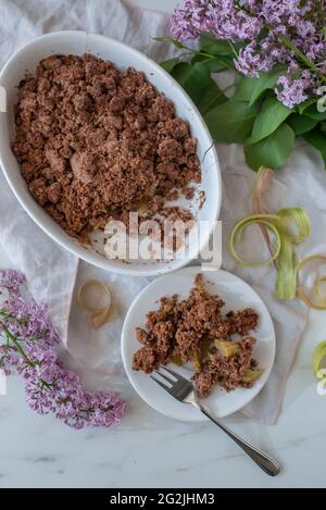 crumble de rhubarbe au chocolat maison avec fleurs de lilach Banque D'Images