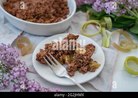 crumble de rhubarbe au chocolat maison avec fleurs de lilach Banque D'Images