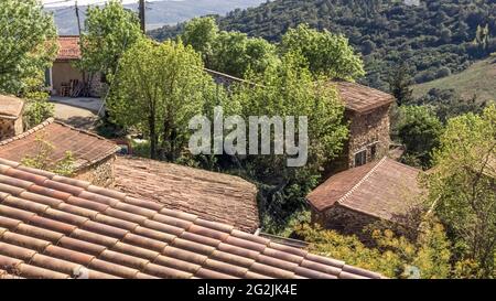 Vue sur les toits du hameau du Priou au printemps. Banque D'Images