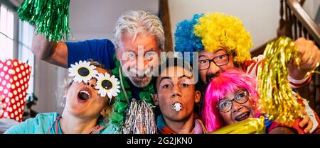 des supporters de l'équipe de football de famille aiment et fêtent ensemble à la maison pour le championnat de but - fous et drôles caucasiens gens en intérieur regarder la mêle sur la télévision avec la célébration Banque D'Images