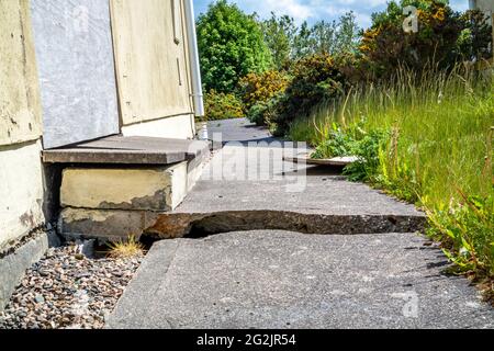 RADHARC AN SEASCAN, MEENMORE, DUNGLOE, COMTÉ DE DONEGAL, IRLANDE - MAI 30 2021 : les 2007 maisons construites qui s'enfoncent dans la tourbière sont toujours debout. Banque D'Images