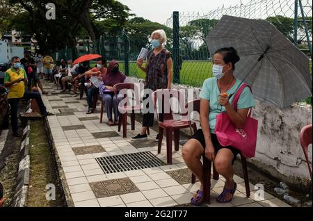 Kuala Lumpur, Kuala Lumpur, Malaisie. 12 juin 2021. Les gens attendent en dehors de la vaccination mobile pour recevoir leur vaccin contre la coronavirus (COVID-19). Crédit : Kepy/ZUMA Wire/Alay Live News Banque D'Images