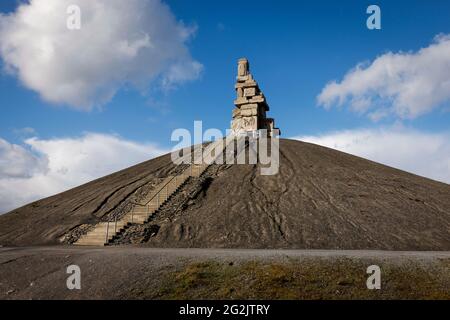 Gelsenkirchen, Rhénanie-du-Nord-Westphalie, Allemagne - Halde Rheinelbe avec l'œuvre d'art Himmelstreppe faite de vieilles parties en béton de l'ancienne mine de charbon Rheinelbe, artiste Herman Prigann. Banque D'Images