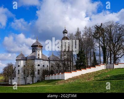 Ruisseau, eau courante, champs, prairies, rosée du matin, église, église de pèlerinage, arbres, groupes d'arbres Banque D'Images