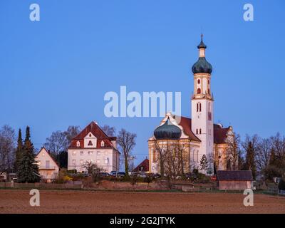 Église de pèlerinage, église, clocher, presbytère, champ, terres arables, maisons, aube, printemps Banque D'Images