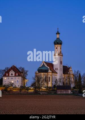 Église de pèlerinage, église, clocher, presbytère, champ, terres arables, maisons, aube, printemps Banque D'Images